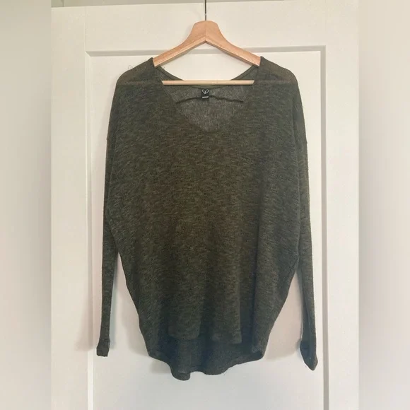 Green sweater - Picture 1 of 3